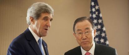 El secretario de Estado de EE UU, John Kerry saluda al secretario general de la ONU, Ban Ki Moon antes del inicio de la conferencia de donantes de Kuwait.
