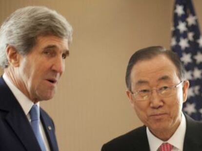 O secretário de Estado dos EUA, John Kerry saúda o secretário geral da ONU, Ban Ki Moon antes do início da conferência de doadoras do Kuwait.