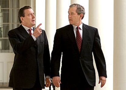 El presidente George W. Bush (a la derecha) y el canciller alemán Gerhard Schröder, ayer, en Washington.