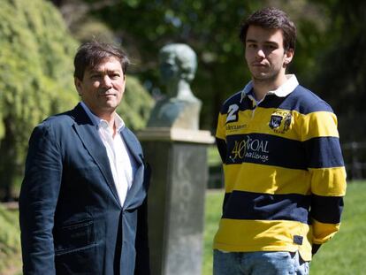 Juan Carlos Iglesias y su hijo Juan, junto al busto de su hermano y tío, Álvaro.