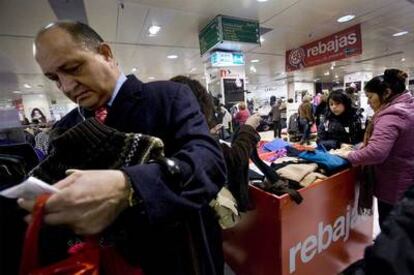 Inicio de la temporada de rebajas, en un gran almacén del centro de Barcelona.