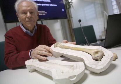 El paleoantropólogo Jesús Altuna muestra el húmero encontrado en 1964 en una cueva de Mondragón y cuya antigüedad es de 164.000 años. 