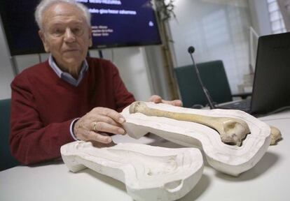 El paleoantropólogo Jesús Altuna muestra el húmero encontrado en 1964 en una cueva de Mondragón y cuya antigüedad es de 164.000 años.