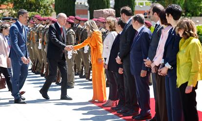 Erdogan saluda a la delegación española, este jueves en la Moncloa.