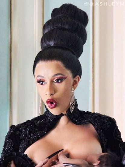 Hasta en los momentos más glamurosos Cardi B tenía tiempo para dar el pecho a su bebé.