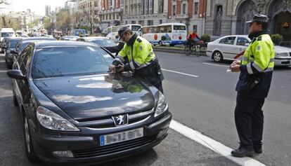 Policías municipales multan al propietario de un vehículo.