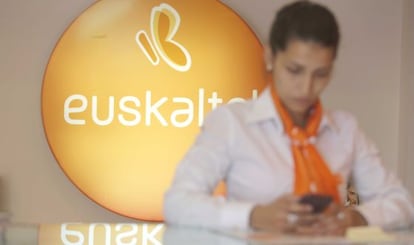 Una dependienta en una tienda de Euskaltel en San Sebastián.