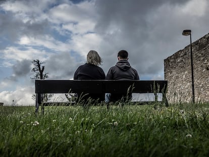 Alejandra and her son Alejandro in a park in Gijón, Asturias. May 9, 2023.