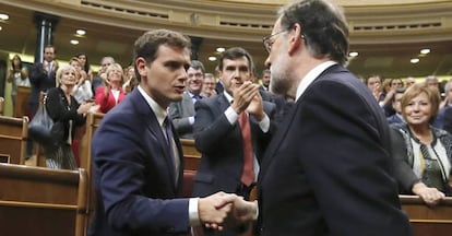 Rivera felicita a Rajoy tras su investidura como presidente.