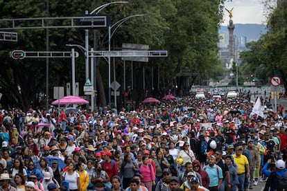 Maestros marchan por Paseo de la Reforma en Ciudad de México.