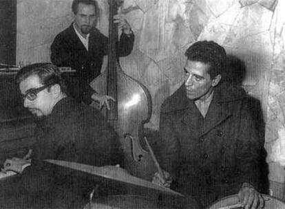 Tenório, con el contrabajista Tiao Neto y el batería Edison Machado, en un club del Beco das Garrafas.