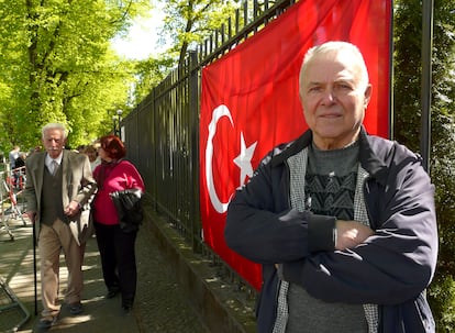 Taskin Yilmaz, este martes en Berlín, en el último día de votación desde el extranjero para las elecciones en Turquía.  