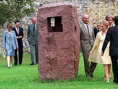 Inauguración del Museo Chillida el 16 de septiembre de 2000. El artista aparece entre una de sus obras y la reina Sofía. Detrás, el rey Juan Carlos y el <i>lehendakari</i>, Juan José Ibarretxe.
