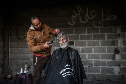 Un hombre se rapa el pelo en una barbería improvisada en Rafah, el 18 de febrero de 2024. 