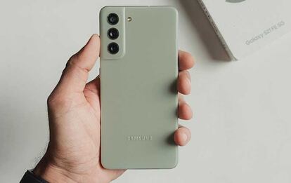 Trasera de un teléfono de la gama Samsung Galaxy con una mano
