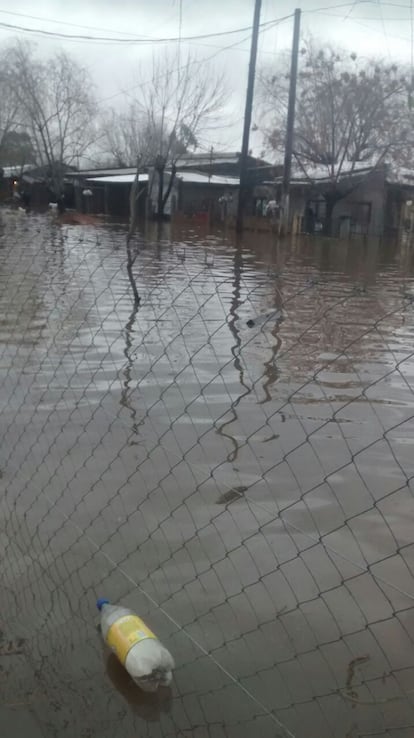 Cayeron 230 milímetros de agua en tres días en varias zonas de la provincia de Buenos Aires, que tiene una extensión tan grande como Italia. La imagen es de Campana, tomada por un vecino.