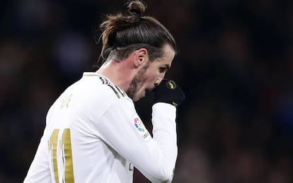 Gareth Bale abandona la cancha tras el partido.