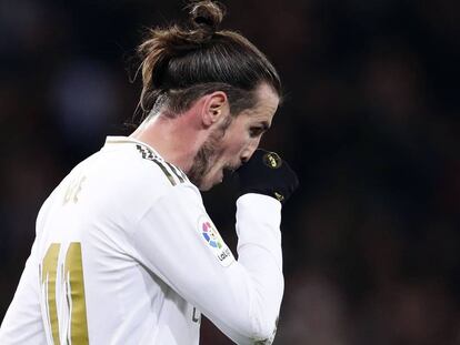 Gareth Bale abandona la cancha tras el partido.