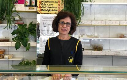 Pilar Gutiérrez posa ante la cámara en el interior de su establecimiento La Cocina de Elena, en Alcorcón.