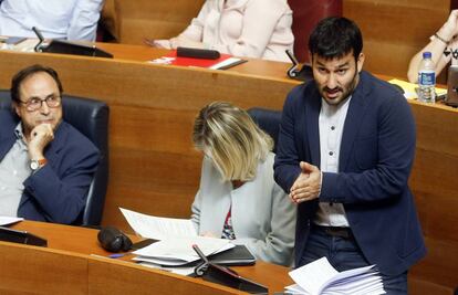 El consejero de Educación, Vicent Marzà, de pie, en las Cortes Valencianas.