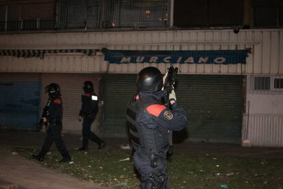 Els agents prenen posicions aquesta matinada durant l'operació policial contra el cultiu de marihuana a la Mina.