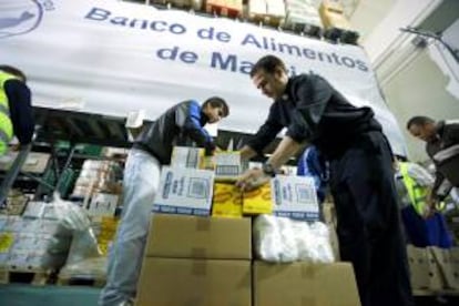 Varios voluntarios trabajan en la fundación Banco de Alimentos de Madrid. EFE/Archivo