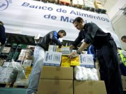 Varios voluntarios trabajan en la fundación Banco de Alimentos de Madrid. EFE/Archivo