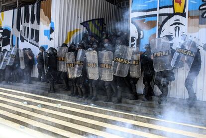 Policiais protegem a entrada da Assembleia Legislativa do Rio.