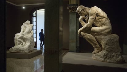 'El beso' y 'El pensador' de Rodin en la exposición que puede verse en Barcelona.
