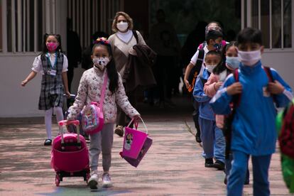 30 de agosto de 2021. CDMX. Hoy miles de estudiantes de nivel básico regresaron a clases presenciales en diversos estados del país. El ingreso contó con las medidas de sana distancia, el uso obligatorio de cubrebocas, gel anti bacterial, el lavado de manos frecuente.  En la imagen, Escuela Primaria Basilio Badillo ubicada en La Coruña 325, Viaducto Piedad, Iztacalco. Foto: Quetzalli Nicte Ha.