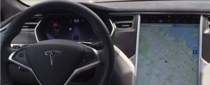El interior de un Tesla Model S como el siniestrado usando el piloto automático.