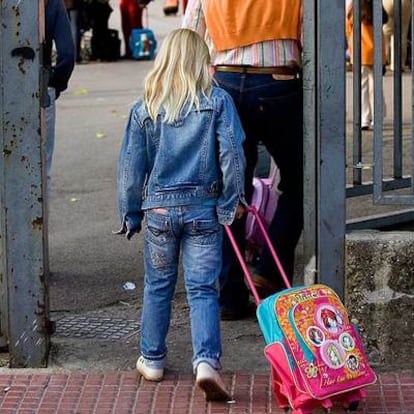 Una niña entra en el colegio público San Martín de  Vitoria.