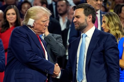 Donald Trump saluda al aspirante a vicepresidente J.D. Vance.