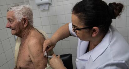 Idoso é vacinado contra febre amarela em São Paulo.