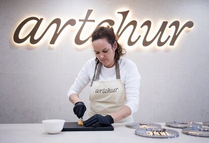 La encargada de Artchur preparando un bol de churros con callos.