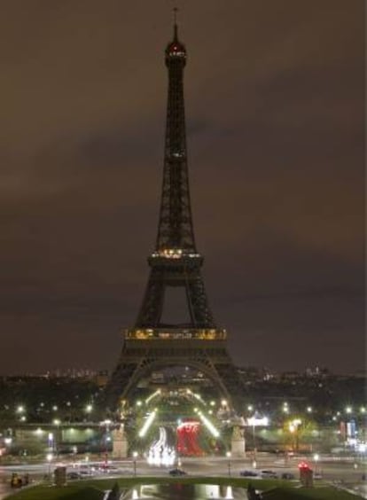 La torre Eiffel con las luces apagadas. EFE/Archivo