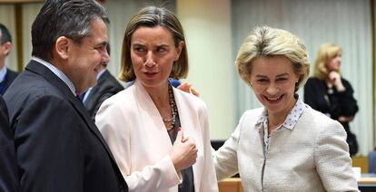 Federica Mogherini (centro) habla con el ministro alem&aacute;n de Exteriores, Sigmar Gabriel, y con la de Defensa, Ursula von der Leyen, durante el encuentro en Bruselas.