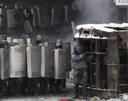 Policías cargan contra los manifestantes durante los enfrentamientos en el centro de Kiev (Ucrania). 
