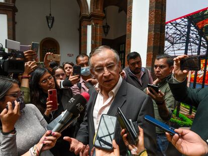 Raymundo Martínez Carbajal, atiende a representnates de diferentes medios de información, en la Ciudad de Toluca, el 10 de julio de 2023.