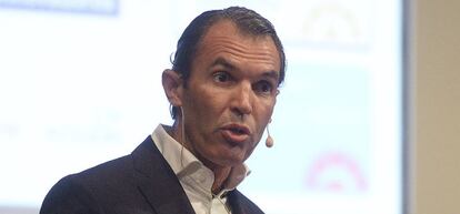 El consejero delegado de ERICSSON, José Antonio López, durante su ponencia en el XXX Encuentro de Telecomunicaciones y Economía Digital, dentro de la programación de la UIMP, hoy en Santander.