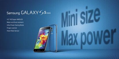 La carcasa azul del Samsung Galaxy S5 Mini, posando coquetamente para el anuncio de la casa