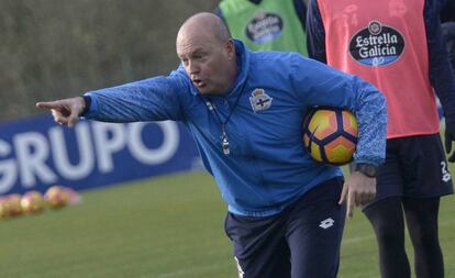 Pepe Mel realiza una indicación durante su primera sesión de trabajo con el Deportivo.