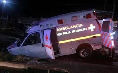 La ambulancia, tras caer en el hoyo.