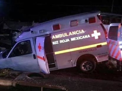 La ambulancia, tras caer en el hoyo.