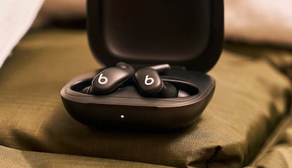 Auriculares Powerbeats Fit de color negro con su funda