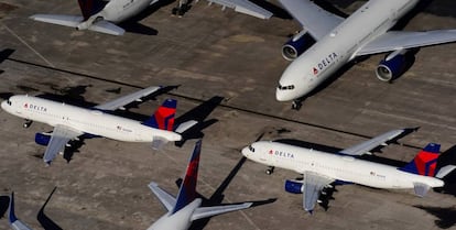 Aviones de Delta Air Lines estacionados en el aeropuerto de Birmingham-Shuttlesworth, en Alabama (EE UU) el pasado 25 de marzo.