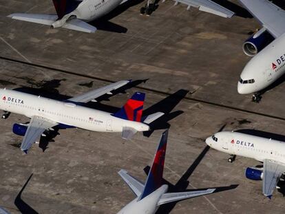 Aviones de Delta Air Lines estacionados en el aeropuerto de Birmingham-Shuttlesworth, en Alabama (EE UU) el pasado 25 de marzo.