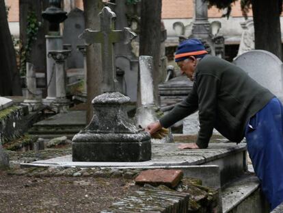 Un jubilado que se dedica a limpiar las tumbas del cementerio de La Almudena, en Madrid.