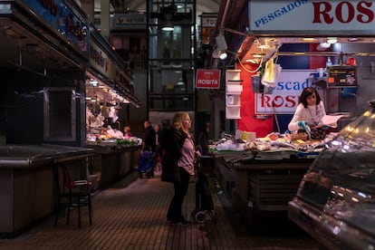 Mercado de Montserrat, en el barrio de Trinitat Nova, con muchas de sus paradas cerradas.