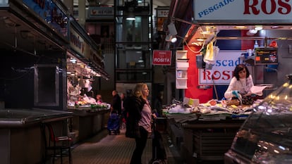 Mercado de Montserrat, en el barrio de Trinitat Nova, con muchas de sus paradas cerradas.